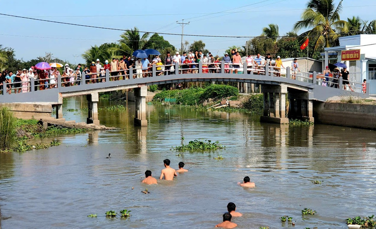 Sáng mồng 2 Tết Bính Ngọ 2026, tại khúc sông Bình Cát - Kênh B1 (xã Thạnh An, TP Cần Thơ), diễn ra giải 'Vua Vồ Vịt' lần thứ 9. Ảnh: Ngọc Hân.