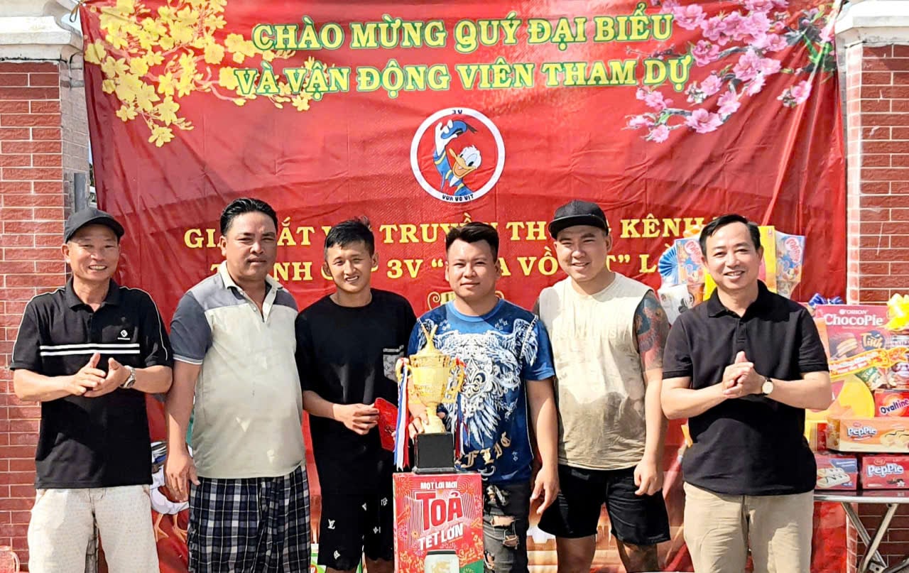 Ban tổ chức trao giải thưởng cho các đội đoạt giải nhất, nhì ba và khuyến khích. Ảnh: Ngọc Hân.