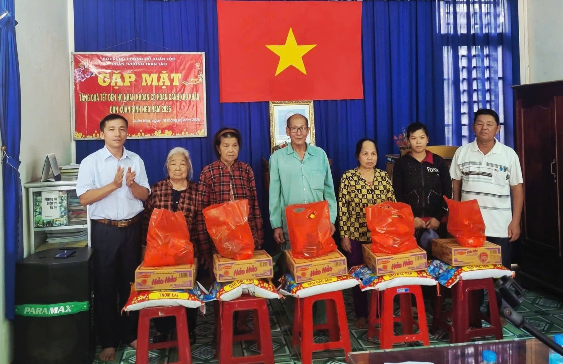 Ông Tô Thế Mạnh, Phó Giám đốc BQL rừng phòng hộ Xuân Lộc, đại diện cấp ủy, ban giám đốc đơn vị chúc Tết, tặng quà các tổ trưởng lâm nghiệp cộng đồng và các hộ nhận khoán có hoàn cảnh khó khăn, góp phần động viên tinh thần những người trực tiếp bám rừng. Ảnh: Minh Sáng.