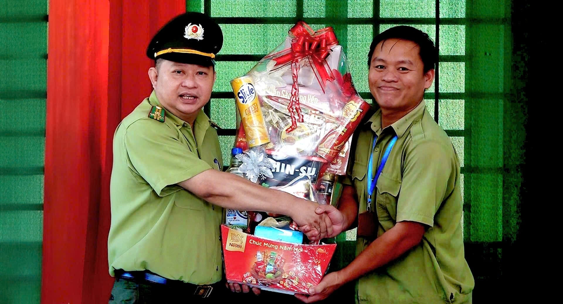 Ông Cổ Tấn Huy, Phó Chi cục trưởng Chi cục Kiểm lâm Đồng Nai thay mặt lãnh đạo Chi cục tặng quà Tết động viên tinh thần trách nhiệm thực hiện nhiệm vụ xuyên Tết cho các đơn vị. Ảnh: Minh Sáng.