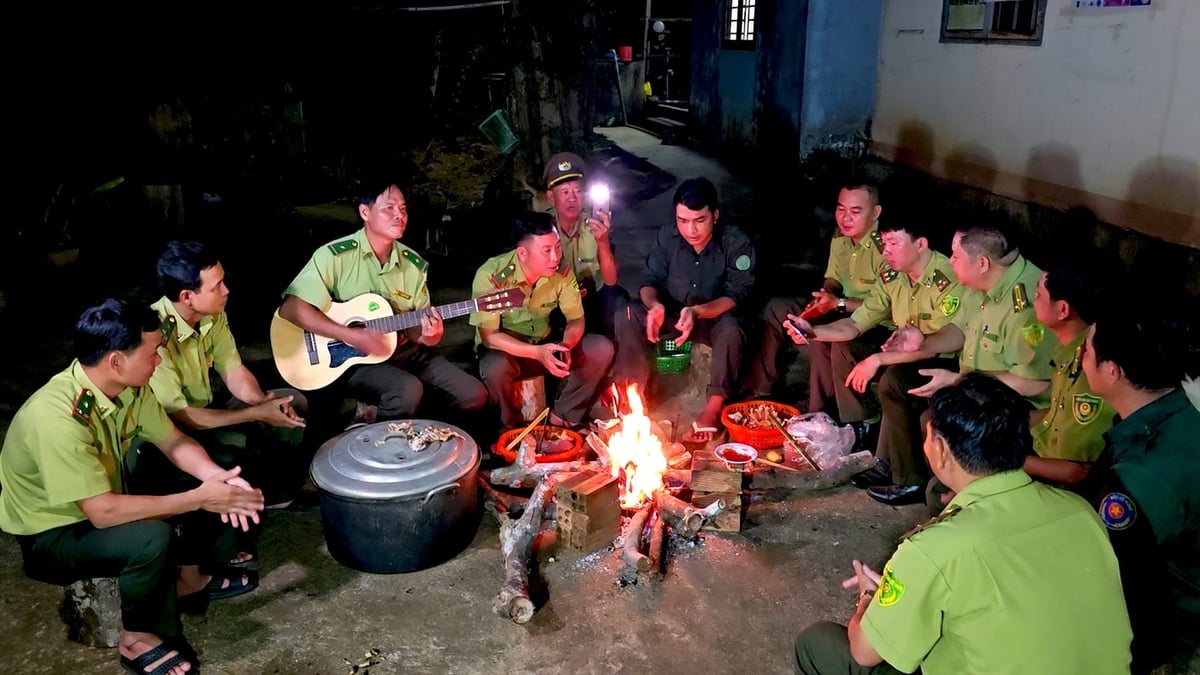 Đêm giao thừa nơi các trạm kiểm lâm không có pháo hoa rực rỡ, chỉ có ánh lửa hồng bập bùng. Ảnh: Minh Sáng.