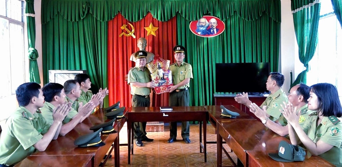 Lãnh đạo Chi cục kiểm lâm Đồng Nai dẫn đầu đoàn đoàn công tác đến từng phân trường, trạm, hạt kiểm lâm để chúc Tết, tặng quà, động viên tinh thần cán bộ, nhân viên đang làm nhiệm vụ. Ảnh: Minh Sáng.