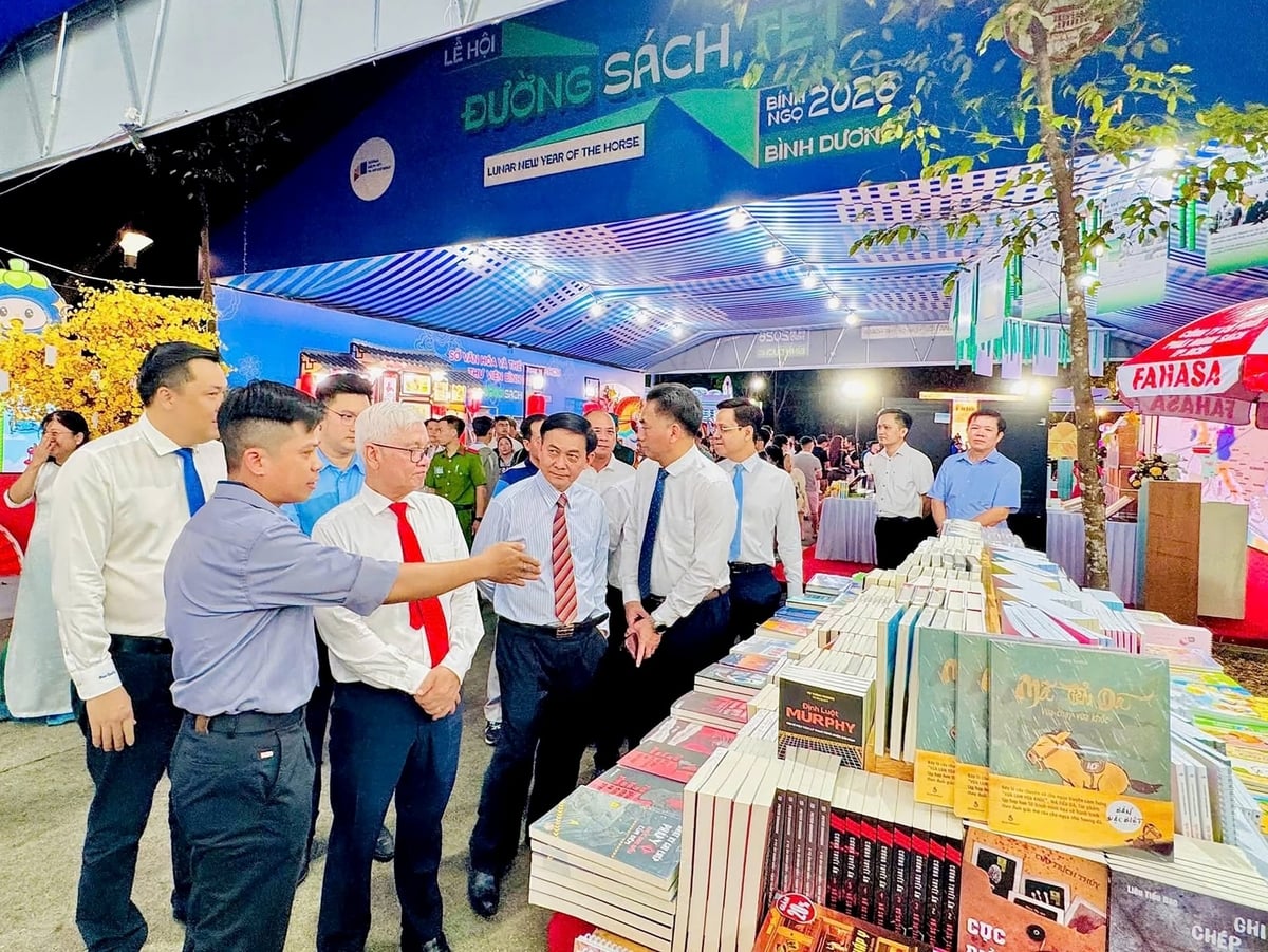 Đường sách Tết tại Công viên Thành phố mới (phường Bình Dương) lần đầu tiên được tổ chức với quy mô lớn. 