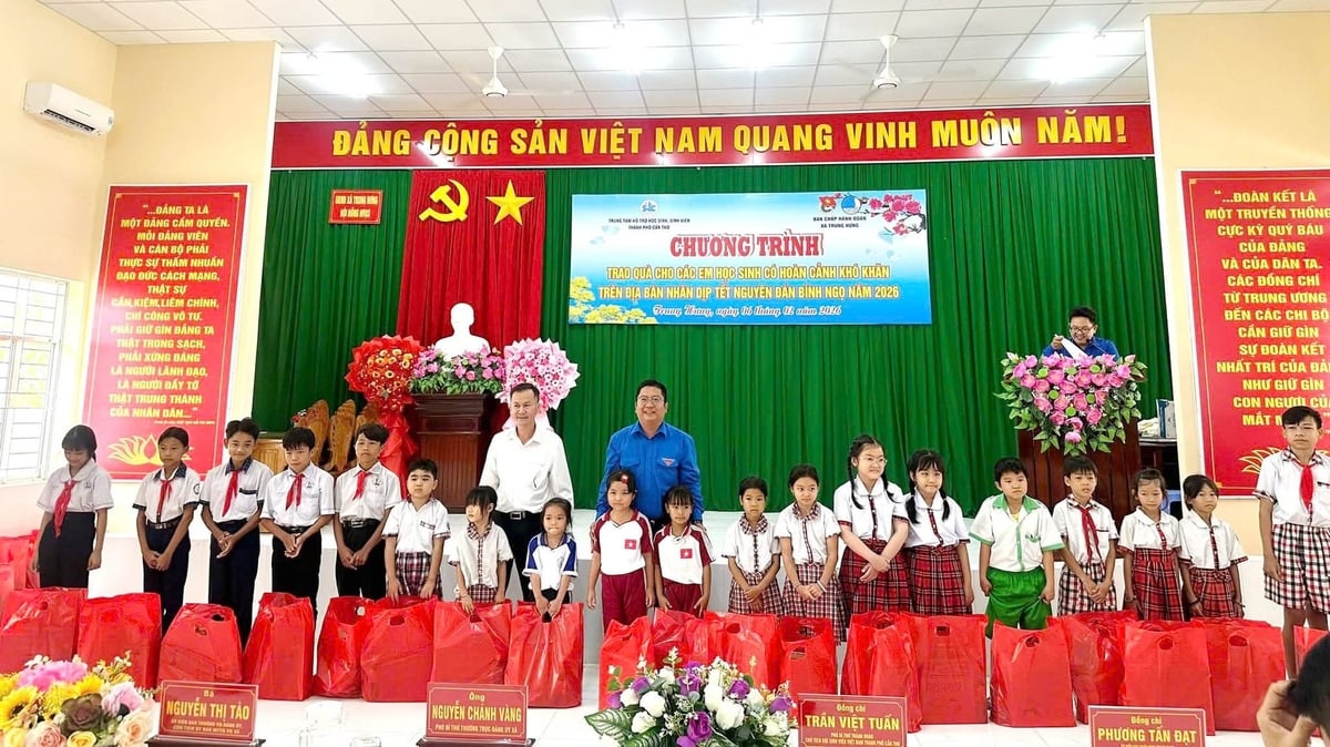 Trong dịp Tết Nguyên đán Bính Ngọ 2026 vừa qua, xã Trung Hưng, TP Cần Thơ đã tổ chức trao tặng nhiều phần quà giúp mọi người, mọi nhà trên địa bàn xã vui xuân, đón Tết. Ảnh: Lê Hùng.