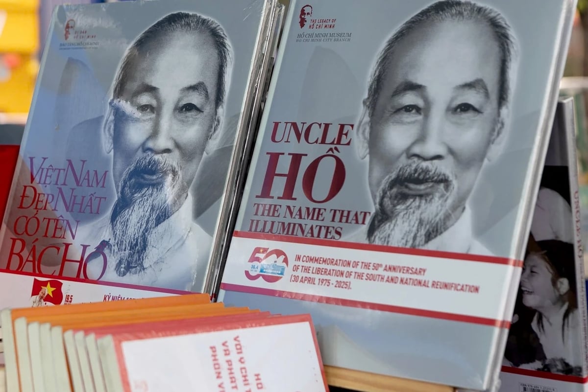 Cuốn 'Việt Nam đẹp nhất có tên Bác Hồ' có cả bản tiếng Việt và tiếng Anh được nhiều độc giả lựa chọn. Ảnh: BTC.