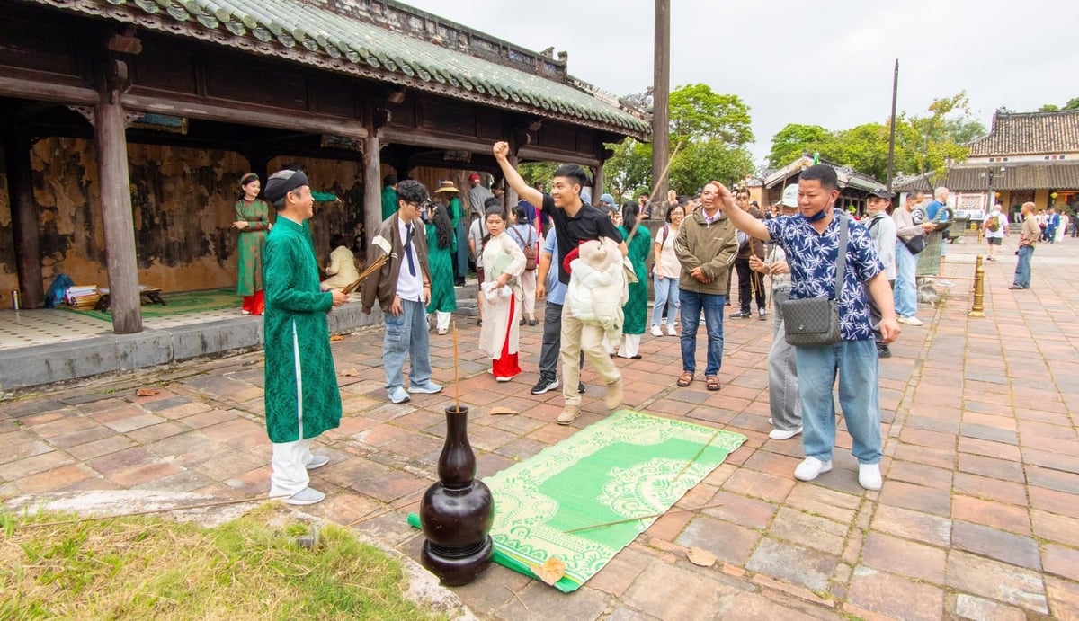 Du khách tham gia các trò chơi trong Hoàng cung Huế dịp Tết Bính Ngọ này. Ảnh: V.D.