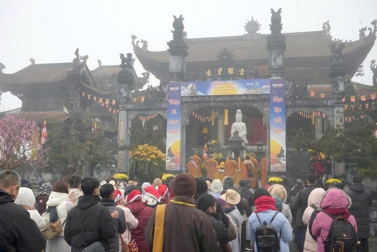 Khai hội Mở cổng trời Sa Pa Xuân Bính Ngọ 2026 thu hút hàng nghìn du khách và Phật tử tham dự. Ảnh: Tuấn Nguyễn.