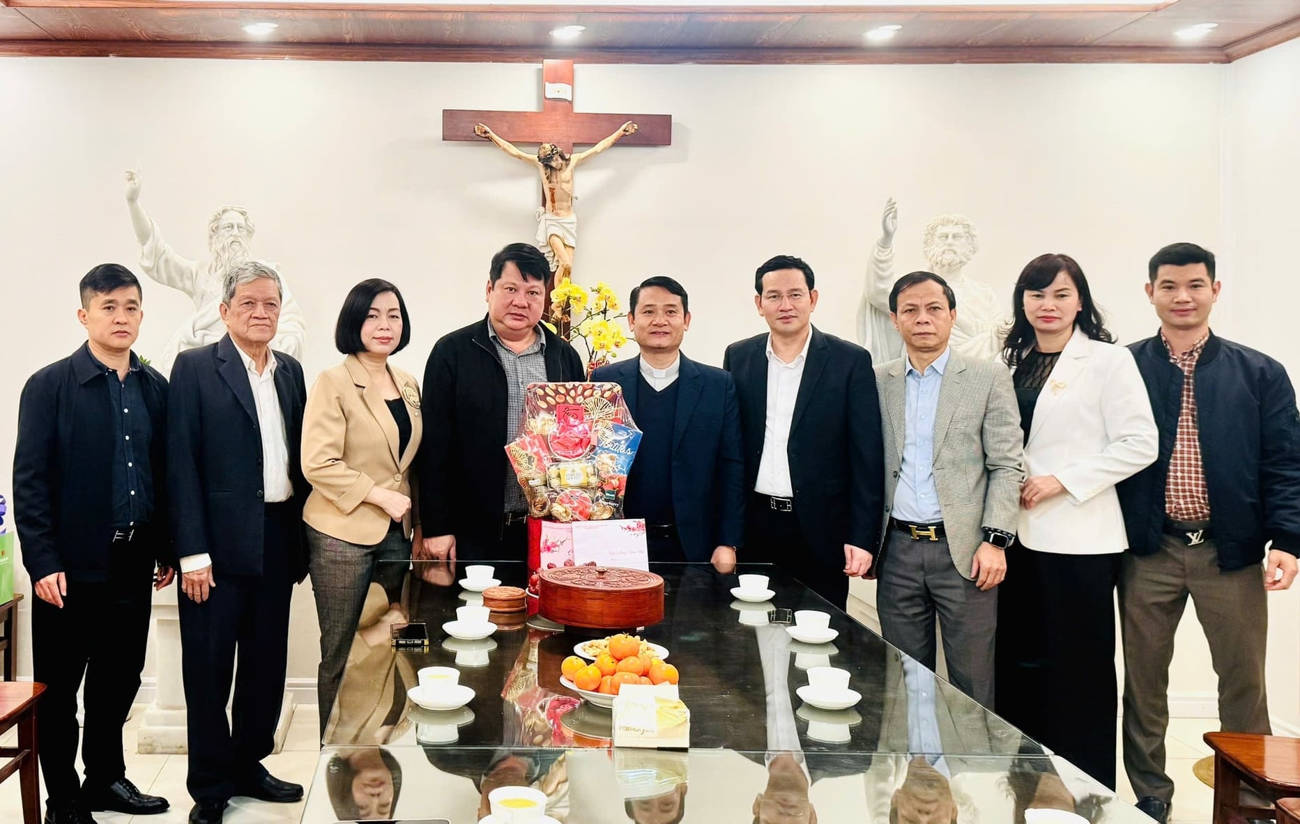 Lãnh đạo Đảng ủy - UBND - Ủy ban MTTQ Việt Nam phường thăm tặng quà Giáo xứ Giảng Võ. Ảnh: Thu Hà.