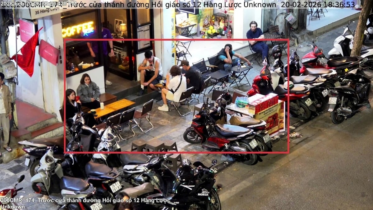 Lấn chiếm vỉa hè để làm nơi kinh doanh buôn bán tại phố Hàng Lược, phường Hoàn Kiếm. Ảnh: Công an TP Hà Nội.