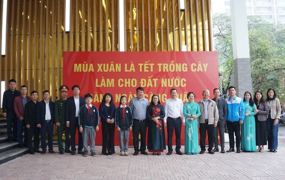 Các đại biểu, giáo viên và học sinh Trường THCS Giảng Võ 2 chụp ảnh lưu niệm. Ảnh: Lan Chi.