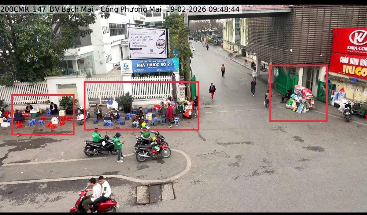 Vi phạm trật tự đô thị được ghi nhận trước cổng Bệnh viện Bạch Mai, phường Kim Liên. Ảnh: Công an TP Hà Nội.