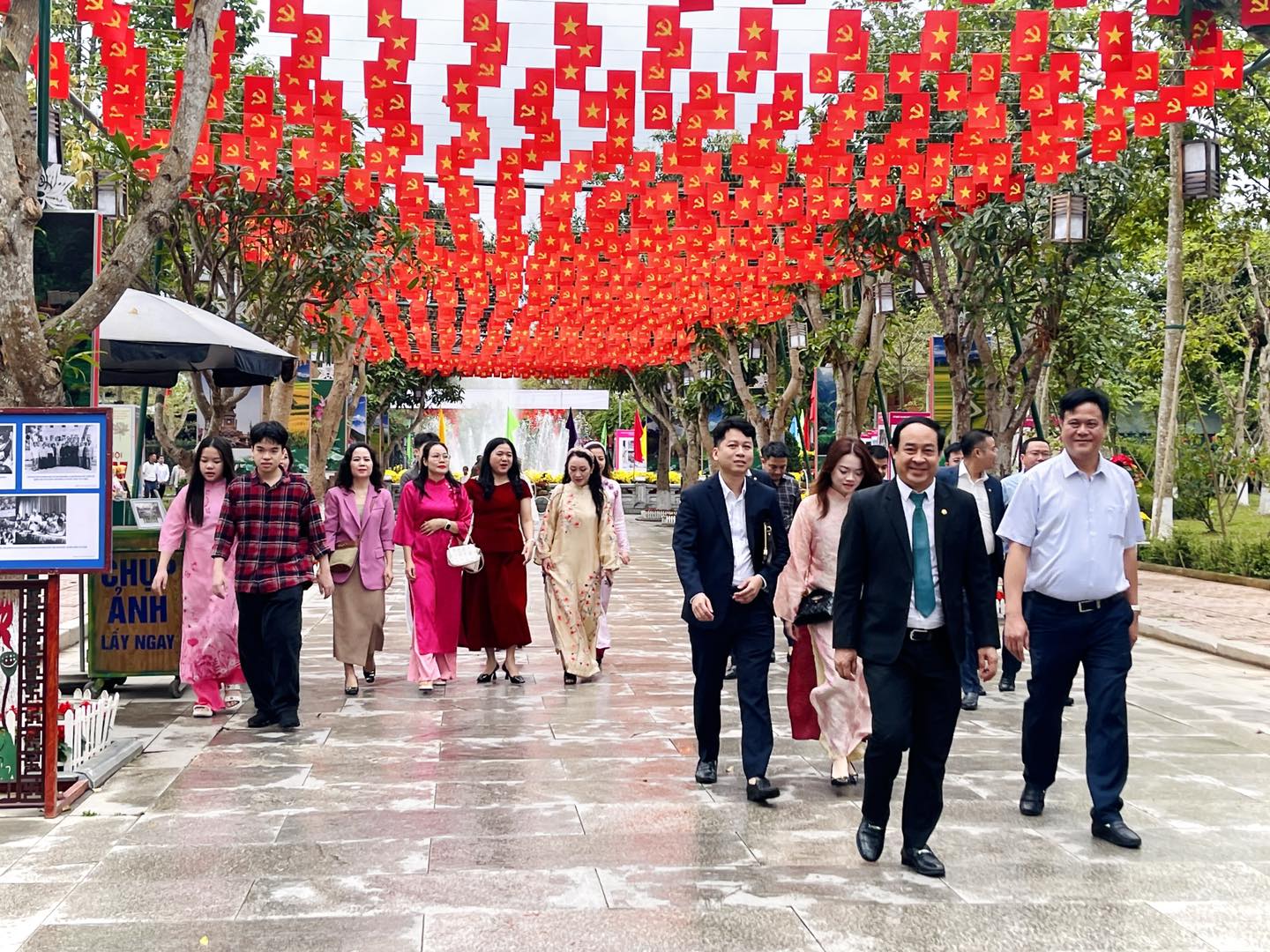 Du khách hành hương về Khu Di tích Kim Liên (quê hương Chủ tịch Hồ Chí Minh), thành kính dâng hương, tưởng niệm và tham quan trong những ngày đầu xuân mới. Ảnh: Hữu Tình.