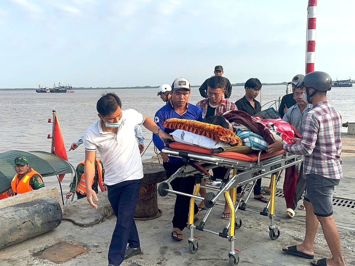 7 giờ 45 phút ngày 22/2, ông Quyết được đưa vào Cảng cá Bình Đại và bàn giao cho gia đình chuyển đến Bệnh viện khu vực Bình Đại điều trị. Ảnh: Trần Giỏi.