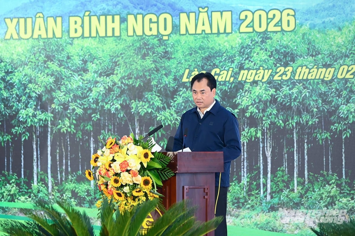 Bí thư Tỉnh ủy Lào Cai Trịnh Việt Hùng khẳng định Đảng bộ, chính quyền và nhân dân các dân tộc trong tỉnh sẽ tích cực hưởng ứng phong trào với tinh thần trách nhiệm, quyết tâm cao nhất; nâng cao chất lượng, hiệu quả và độ che phủ rừng; phát triển kinh tế rừng, bảo đảm môi trường sinh thái. Ảnh: Tùng Đinh.