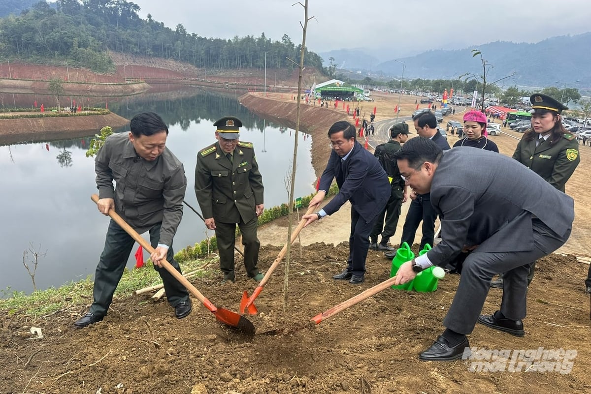 Phó Thủ tướng Trần Hồng Hà cùng Chủ tịch UBND tỉnh Lào Cai Nguyễn Tuấn Anh trồng cây tại buổi lễ. Ảnh: Bích Hợp.
