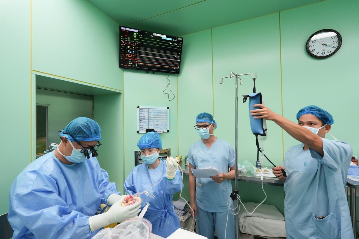 Ê-kíp tiến hành tiếp nhận và xử lý tạng hiến theo quy trình nghiêm ngặt trước khi đưa vào ghép cho người nhận. Ảnh: BVCC.
