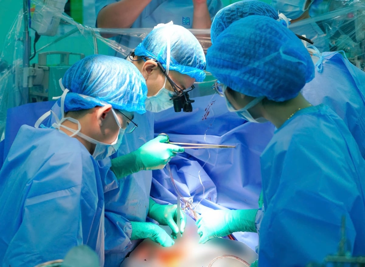 GS.TS.BS Nguyễn Hoàng Định, Phó Giám đốc Bệnh viện Đại học Y Dược TP.HCM, Trưởng ê kíp ghép tim cùng ê-kip tập trung cao độ, phối hợp chặt chẽ trong từng thao tác để thực hiện. Ảnh: BVCC.