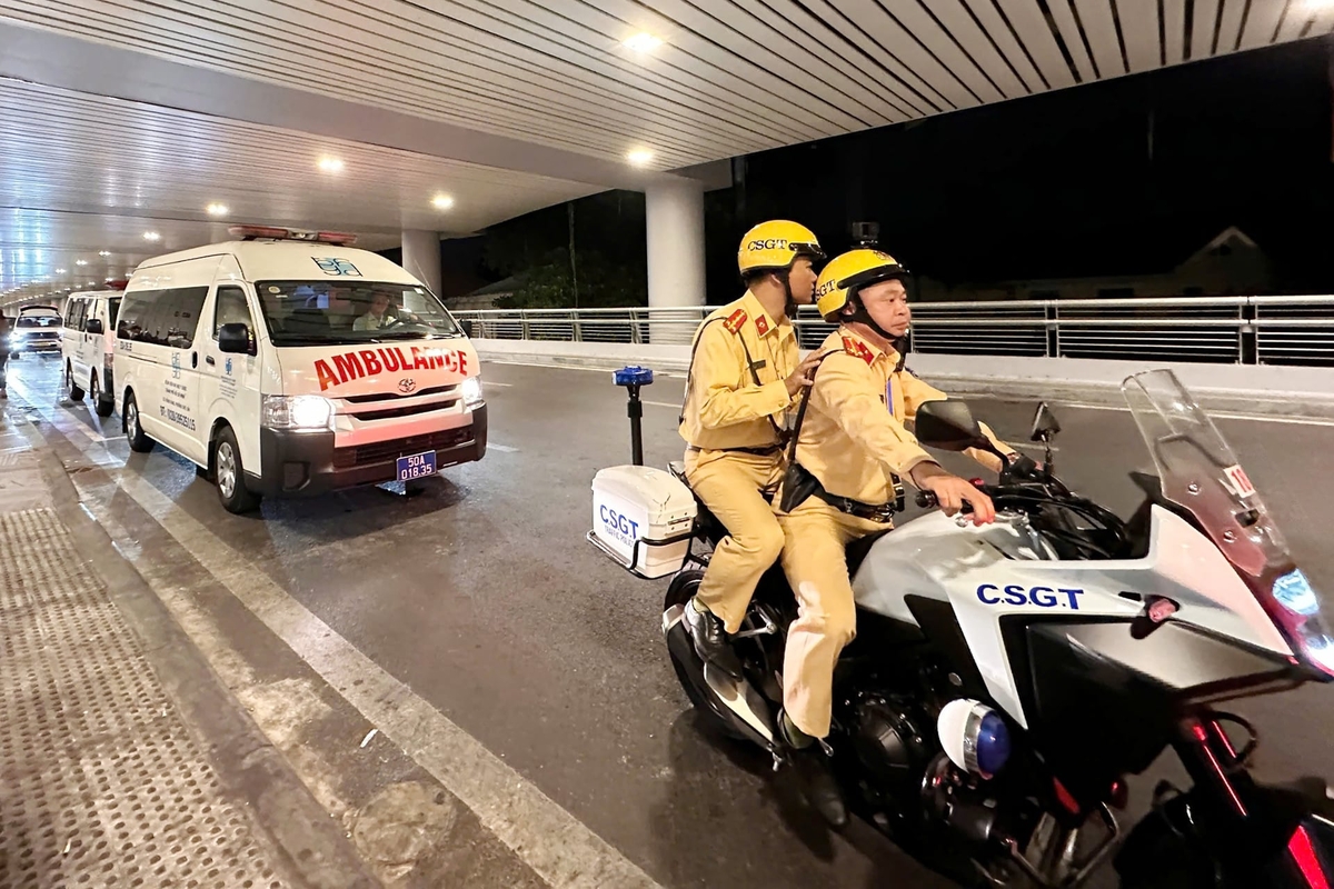 Phòng Cảnh sát giao thông, Công an TP.HCM hỗ trợ dẫn đường, bảo đảm quá trình vận chuyển tạng được diễn ra nhanh chóng và an toàn. Ảnh: BVCC.