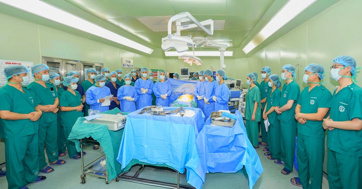 Tập thể ê-kíp cúi đầu tri ân người hiến và gia đình, những người đã trao tặng món quà vô giá, thắp lên hy vọng sống cho người bệnh giai đoạn cuối. Ảnh: BVCC.