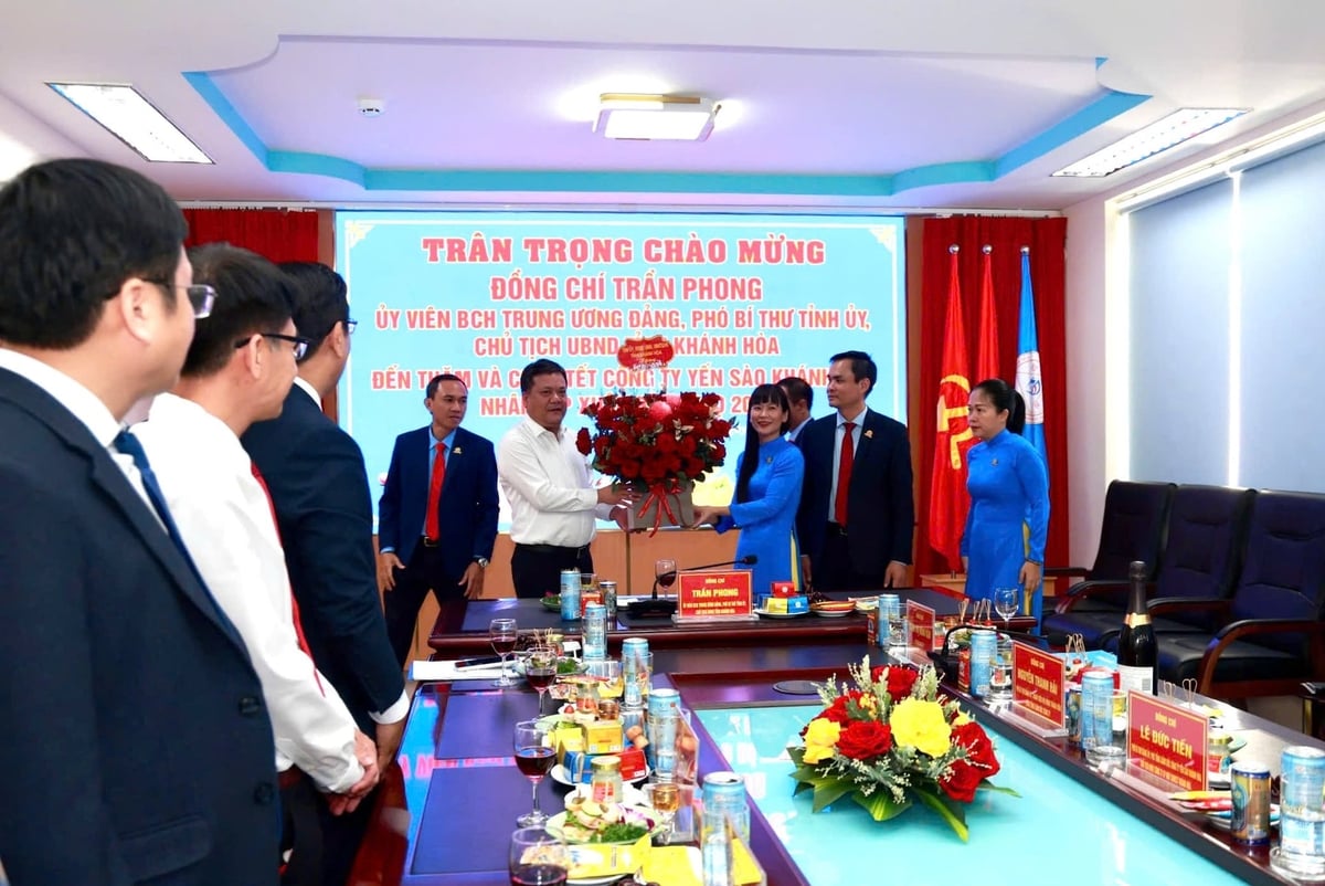 Chủ tịch UBND tỉnh Khánh Hòa Trần Phong tặng hoa, chúc Tết Công ty Yến sào Khánh Hòa. Ảnh: Quỳnh Châu.