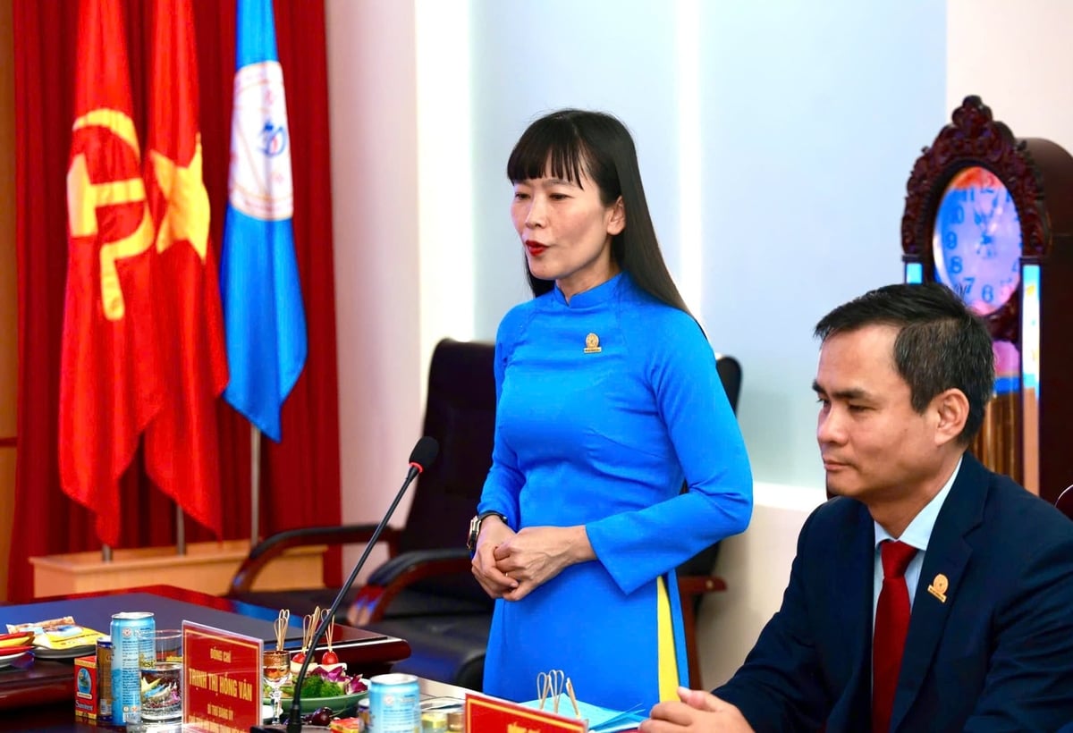 Bà Trịnh Thị Hồng Vân, Chủ tịch HĐTV Công ty Yến sào Khánh Hòa báo cáo kết quả doanh nghiệp đạt được tại buổi làm việc. Ảnh: Quỳnh Châu.