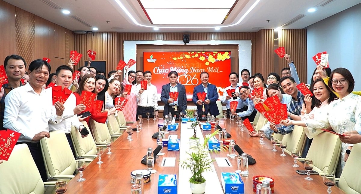 Ban lãnh đạo PV Drilling chúc mừng tân niên và lì xì tại Văn phòng Tổng công ty. Ảnh: PV Drilling.