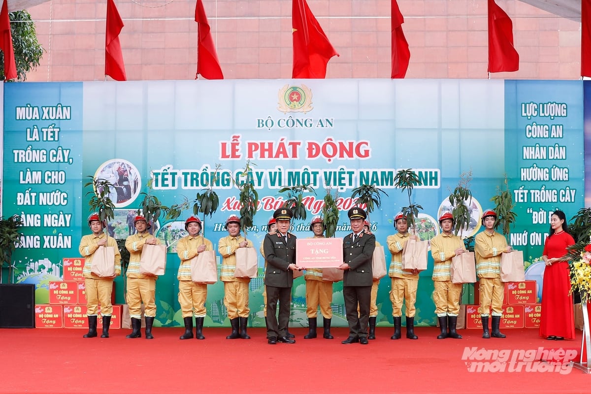 Bộ trưởng Lương Tam Quang trao cây giống tặng Công an tỉnh Hưng Yên. Ảnh: Khương Trung.
