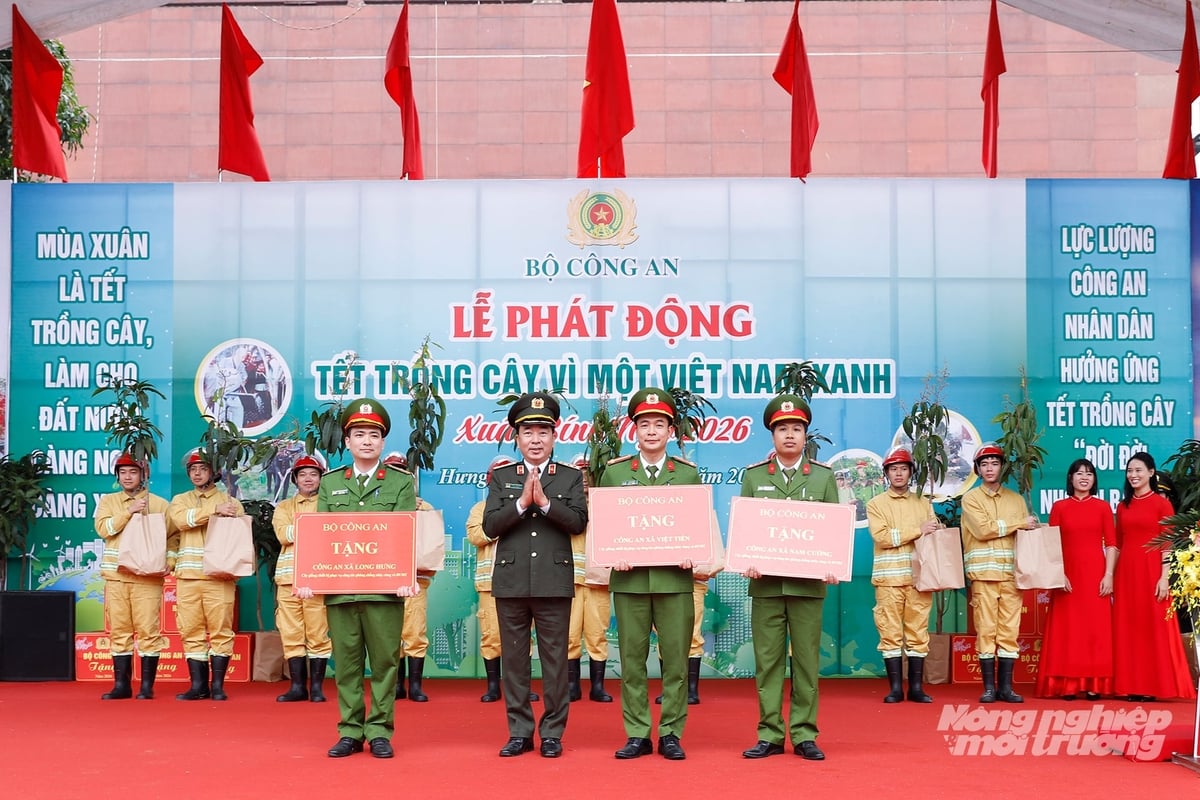 Thứ trưởng Trần Quốc Tỏ trao quà tặng Công an các xã, Công an tỉnh Hưng Yên. Ảnh: Khương Trung.