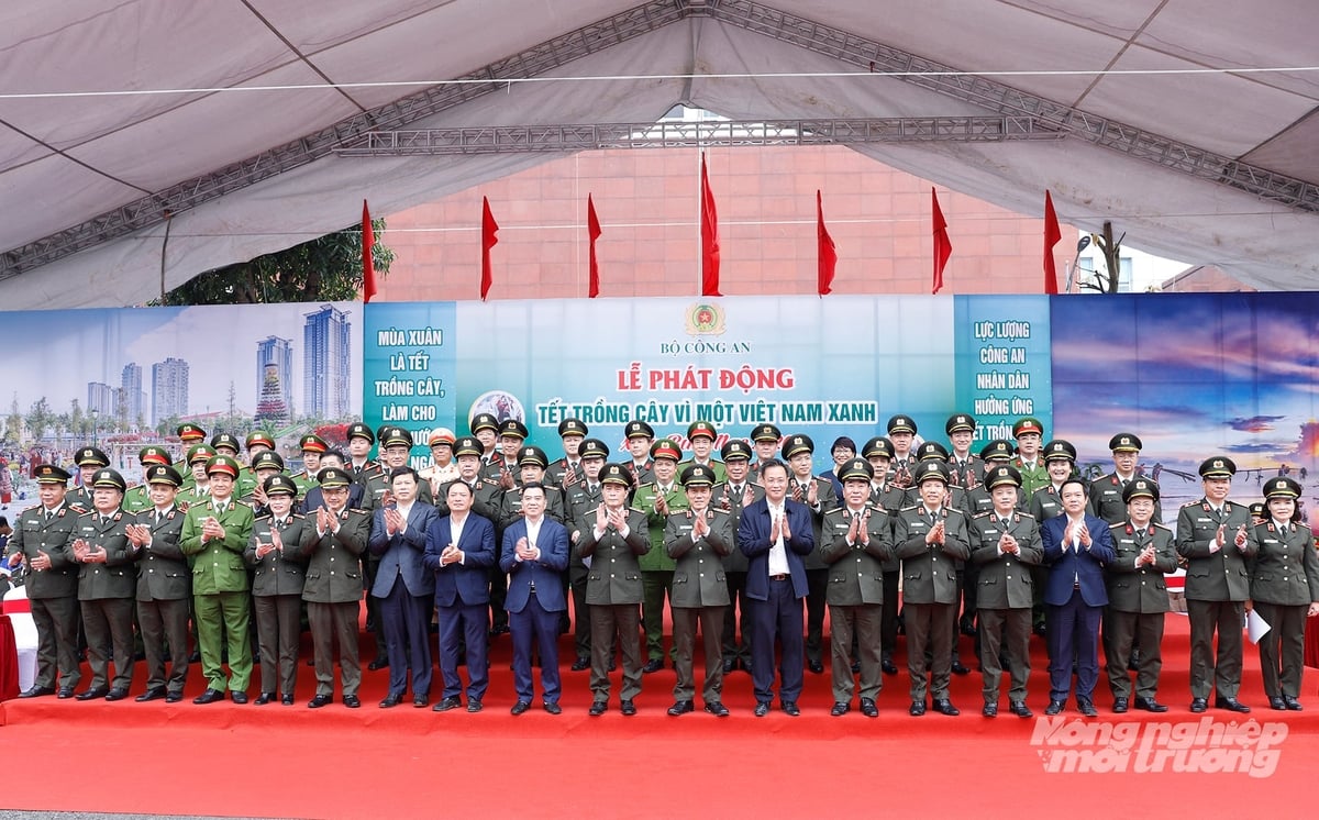 Đại tướng Lương Tam Quang chụp ảnh lưu niệm với các đại biểu tham dự Lễ phát động 'Tết trồng cây năm 2026 - Vì một Việt Nam xanh' trong toàn lực lượng Công an nhân dân (CAND). Ảnh: Khương Trung.