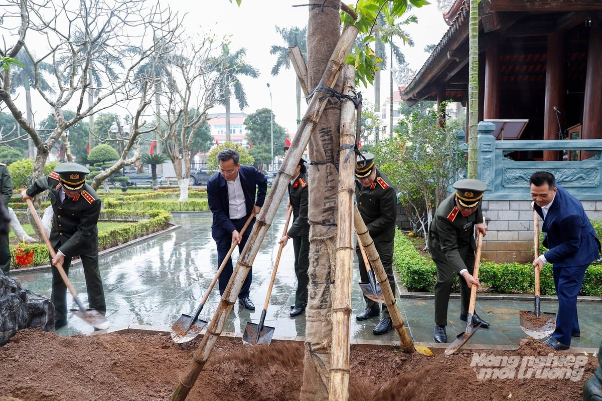 Bộ trưởng Lương Tam Quang và các đại biểu trồng cây lưu niệm tại khu vực khuôn viên trụ sở Công an tỉnh Hưng Yên. Ảnh: Khương Trung.