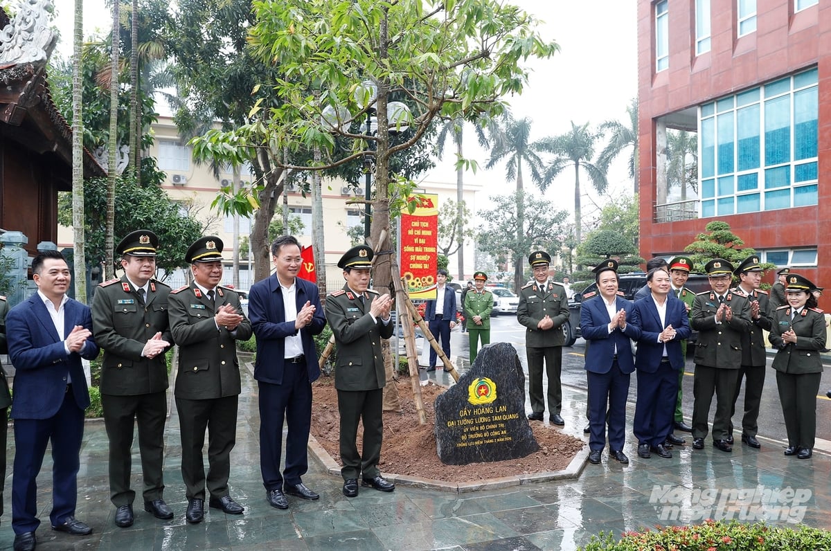 Bộ trưởng Lương Tam Quang và các đại biểu trồng cây lưu niệm tại khu vực khuôn viên trụ sở Công an tỉnh Hưng Yên. Ảnh: Khương Trung.