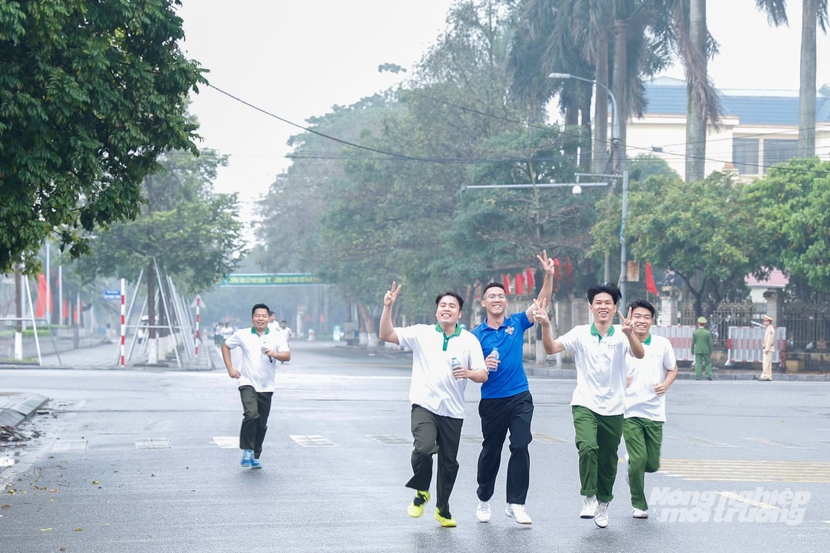 Song song chương trình trồng cây là hoạt động chạy bộ gây quỹ trồng cây xanh, tuyên truyền bảo vệ môi trường, bảo vệ rừng, bảo vệ đa dạng sinh học trên các tuyến đường. Ảnh: Khương Trung.
