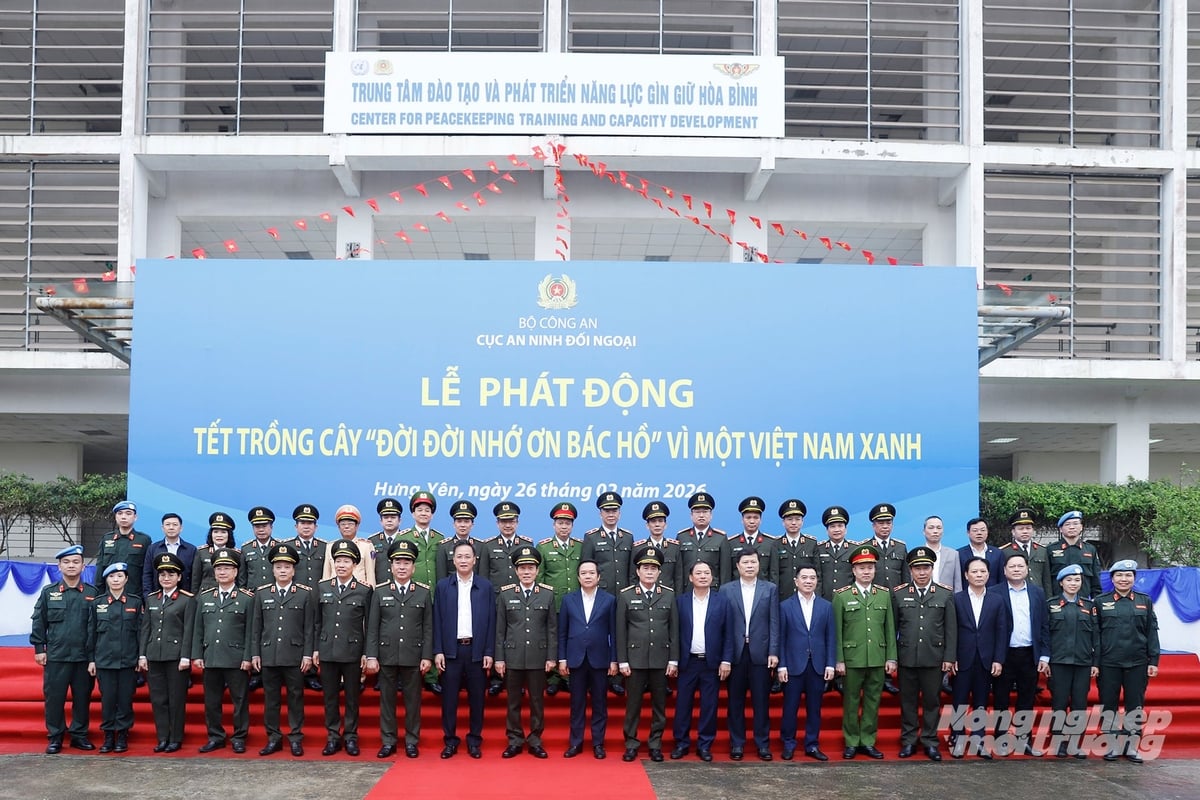 Bộ trưởng Lương Tam Quang và các đại biểu chụp ảnh lưu niệm tại Trung tâm đào tạo và phát triển năng lực gìn giữ hòa bình thuộc xã Hoàng Hoa Thám, tỉnh Hưng Yên. Ảnh: Khương Trung.