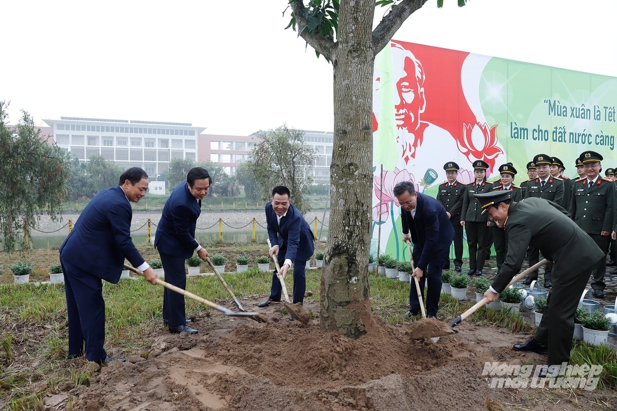 Bộ trưởng Lương Tam Quang và các đại biểu trồng cây tại Trung tâm đào tạo và phát triển năng lực gìn giữ hòa bình thuộc xã Hoàng Hoa Thám, tỉnh Hưng Yên. Ảnh: Khương Trung.