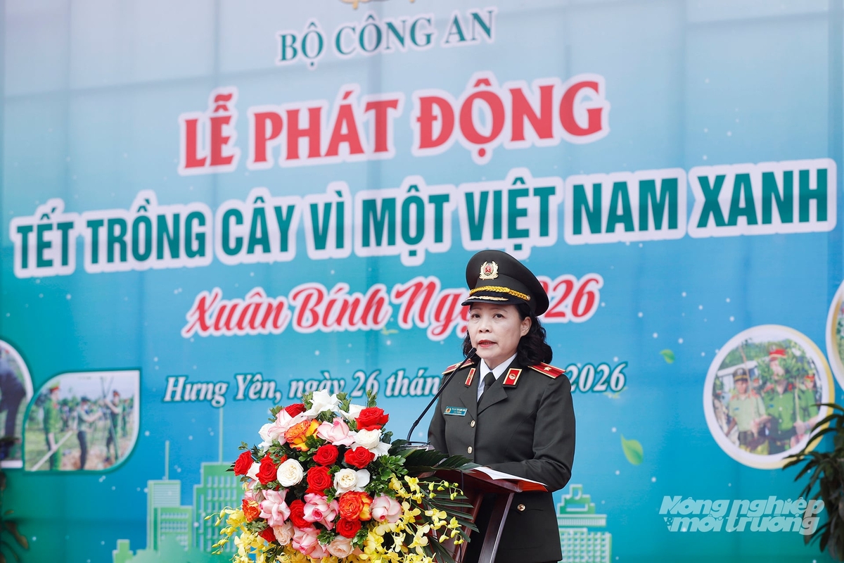 Bộ trưởng Lương Tam Quang giao Cục Y tế phối hợp Văn phòng Bộ Công an được giao đánh giá kết quả triển khai phong trào, phân bổ chỉ tiêu phù hợp cho các đơn vị, địa phương, phấn đấu đạt mục tiêu 4 triệu cây trong năm 2026 với tỷ lệ cây phát triển 100%. Thiếu tướng Phạm Thị Lan Anh, Cục trưởng Cục Y tế, Bộ Công an tại buổi Lễ. Ảnh: Khương Trung.