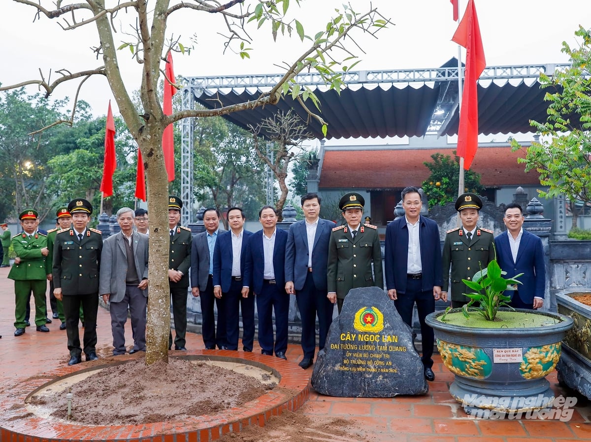 Bộ trưởng Lương Tam Quang và các đại biểu tại Đền tưởng niệm bà Hoàng Thị Loan - Thân mẫu Chủ tịch Hồ Chí Minh tại xã Việt Tiến. Ảnh: Khương Trung.