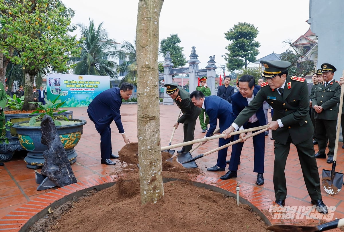 Bộ trưởng Lương Tam Quang và các đại biểu tại Đền tưởng niệm bà Hoàng Thị Loan - Thân mẫu Chủ tịch Hồ Chí Minh tại xã Việt Tiến. Ảnh: Khương Trung.