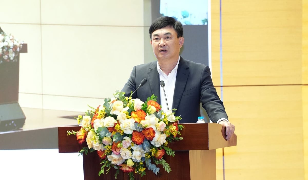 Bí thư Đảng ủy, Chủ tịch HĐTV Tập đoàn Ngô Hoàng Ngân phát biểu chúc mừng năm mới và chỉ đạo, giao nhiệm vụ. Ảnh: Truyền thông TKV.