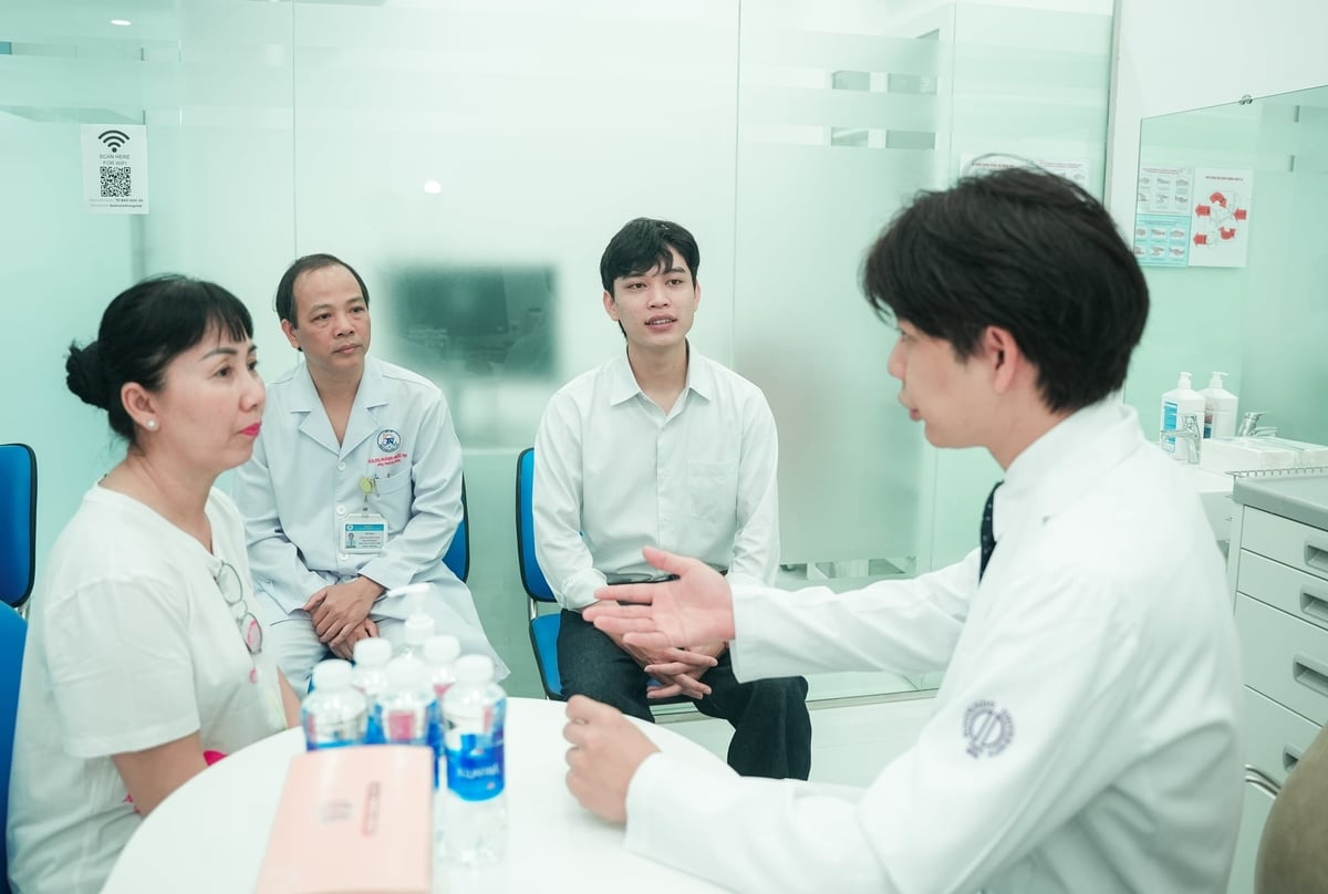 Chuyên gia Nhật Bản tư vấn liên quan đến các chế phẩm tế bào gốc. Ảnh: Lê Khoa.