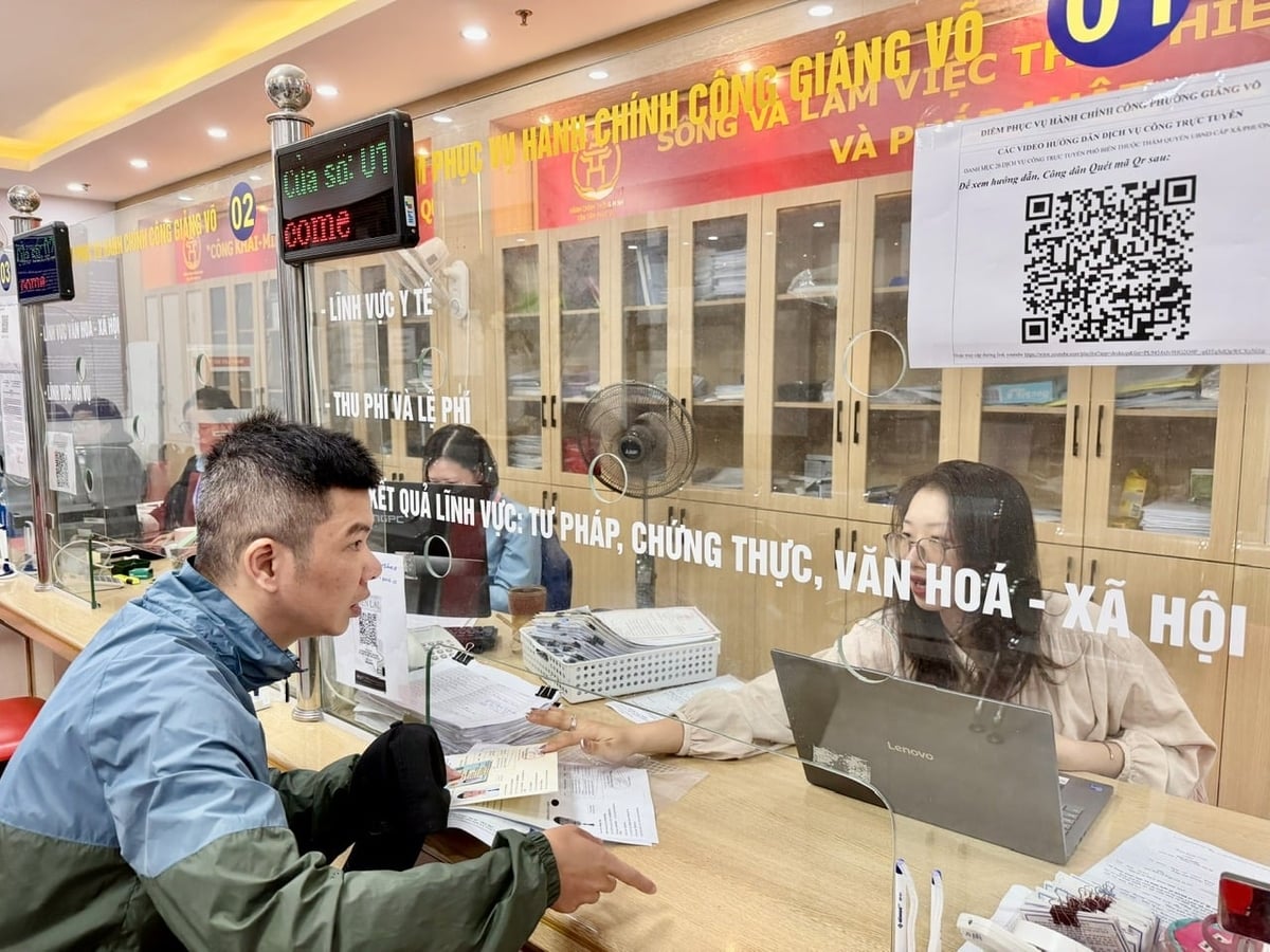 Không khí làm việc tại trụ sở UBND phường Giảng Võ (TP. Hà Nội) những ngày sau Tết diễn ra khẩn trương. Ảnh: Mai Đan.