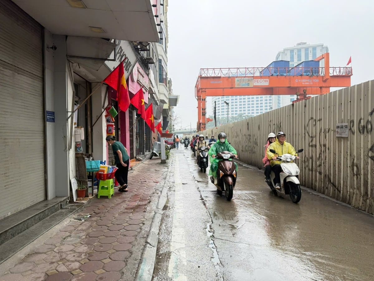Phường Giảng Võ tăng cường tuyên truyền trực quan trên các tuyến phố, tạo không khí hướng về ngày hội lớn. Ảnh: Mai Đan.