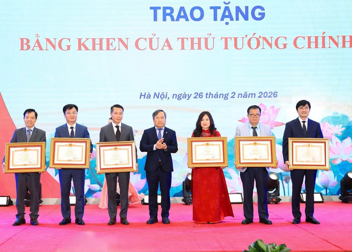 Chủ tịch UBND thành phố Hà Nội Vũ Đại Thắng trao Bằng khen của Thủ tướng Chính phủ tặng các cá nhân, tập thể có thành tích xuất sắc. Ảnh: Quang Thái.