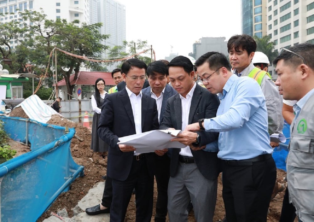 Phó Bí thư Thường trực Thành ủy Nguyễn Trọng Đông nghe báo cáo tiến độ dự án nhà ga Metro đoạn Kim Mã - Ga Hà Nội - Trần Hưng Đạo đoạn qua địa bàn phường Giảng Võ. Ảnh: Vương Vân.