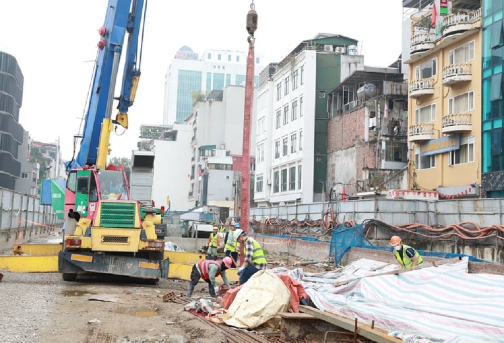 Công nhân đang khẩn trương thi công tại công trường. Ảnh: Nguyễn Trường.