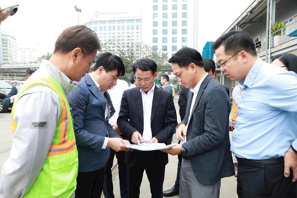 Phó Bí thư Thường trực Thành ủy Hà Nội Nguyễn Trọng Đông kiểm tra thực địa tại dự án nhà ga Metro đoạn Kim Mã - Ga Hà Nội - Trần Hưng Đạo trên địa bàn phường Giảng Võ. Ảnh: Vương Vân.