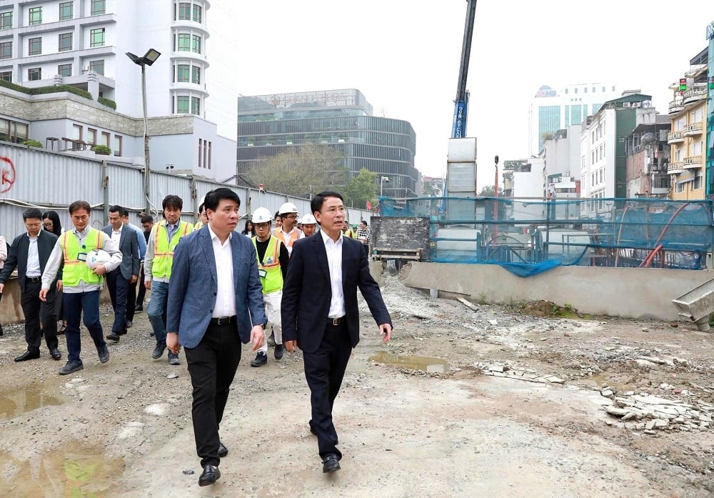 Phó Bí thư Thường trực Thành ủy Nguyễn Trọng Đông kiểm tra thực địa tại dự án nhà ga Metro đoạn Kim Mã - Ga Hà Nội - Trần Hưng Đạo trên địa bàn phường Giảng Võ. Ảnh: Nguyễn Trường.