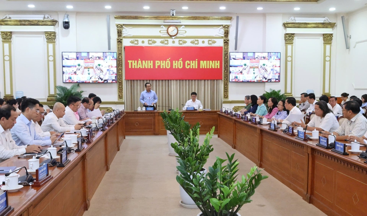 Chủ tịch UBND TP.HCM Nguyễn Văn Được (đứng) và ông Nguyễn Mạnh Cường, Phó Chủ tịch UBND TP.HCM chủ trì Hội nghị tổng kết công tác tổ chức, chăm lo Tết Nguyên đán Bính Ngọ năm 2026. Ảnh: Đoan Trang.