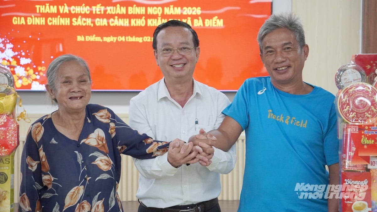Ông Bùi Minh Thạnh, Phó Chủ tịch UBND TP.HCM thăm, tặng quà và chúc Tết các gia đình chính sách tại xã Bà Điểm. Ảnh: Lê Bình.