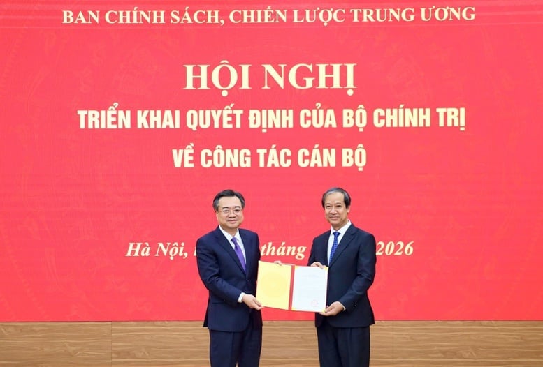 Ông Nguyễn Thanh Nghị (trái) trao quyết định bổ nhiệm ông Nguyễn Kim Sơn giữ chức Phó Trưởng Ban Chính sách, chiến lược Trung ương. Ảnh: VGP/HT.
