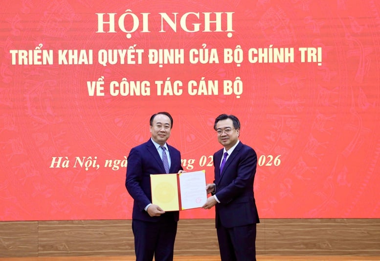 Ông Nguyễn Thanh Nghị (phải) trao quyết định bổ nhiệm ông Nguyễn Sỹ Hiệp giữ chức Phó Trưởng Ban Chính sách, chiến lược Trung ương. Ảnh: VGP/HT.